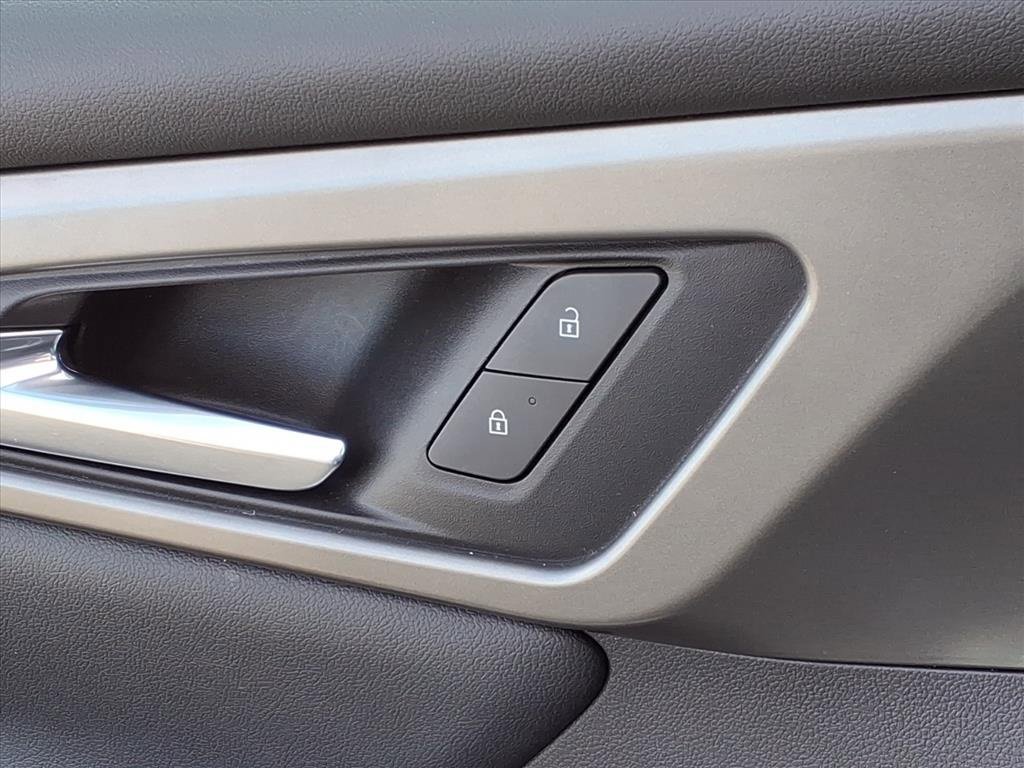 Used 2025 Chevrolet Traverse LT image 18