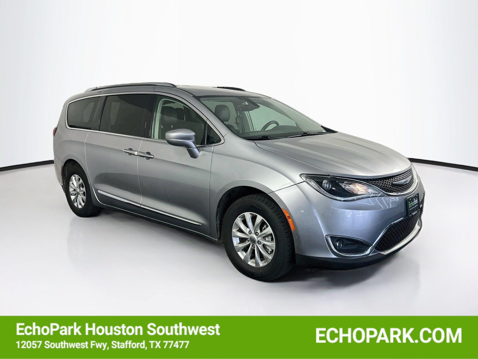 Used 2019 Chrysler Pacifica Touring-L FWD image 1
