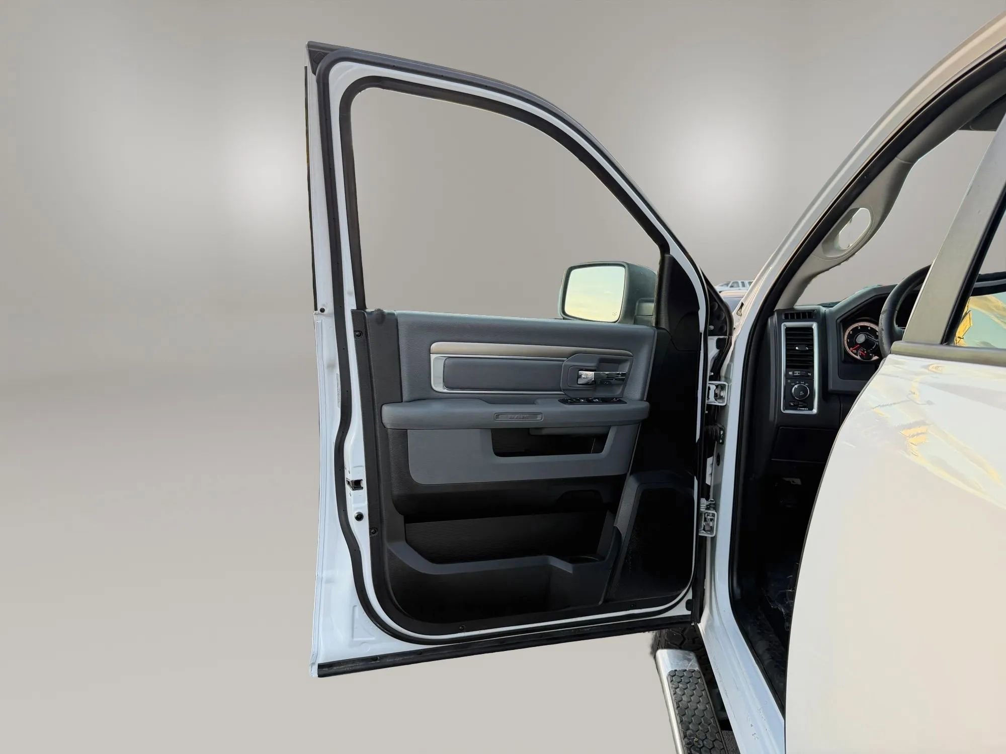 Used 2017 RAM 1500 Classic SLT image 12