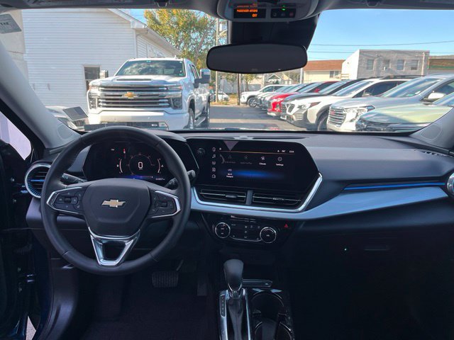Used 2024 Chevrolet Trax LT w/ LT Convenience Package FWD image 11