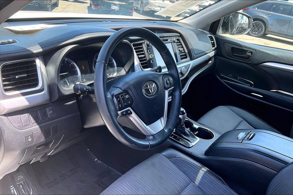 Used 2016 Toyota Highlander Plus w/ Preferred Accessory Package FWD image 9