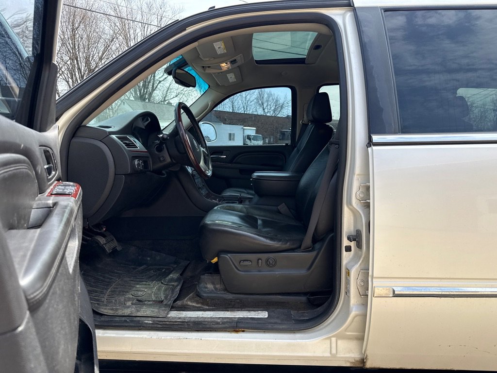 Used 2010 Cadillac Escalade AWD image 10