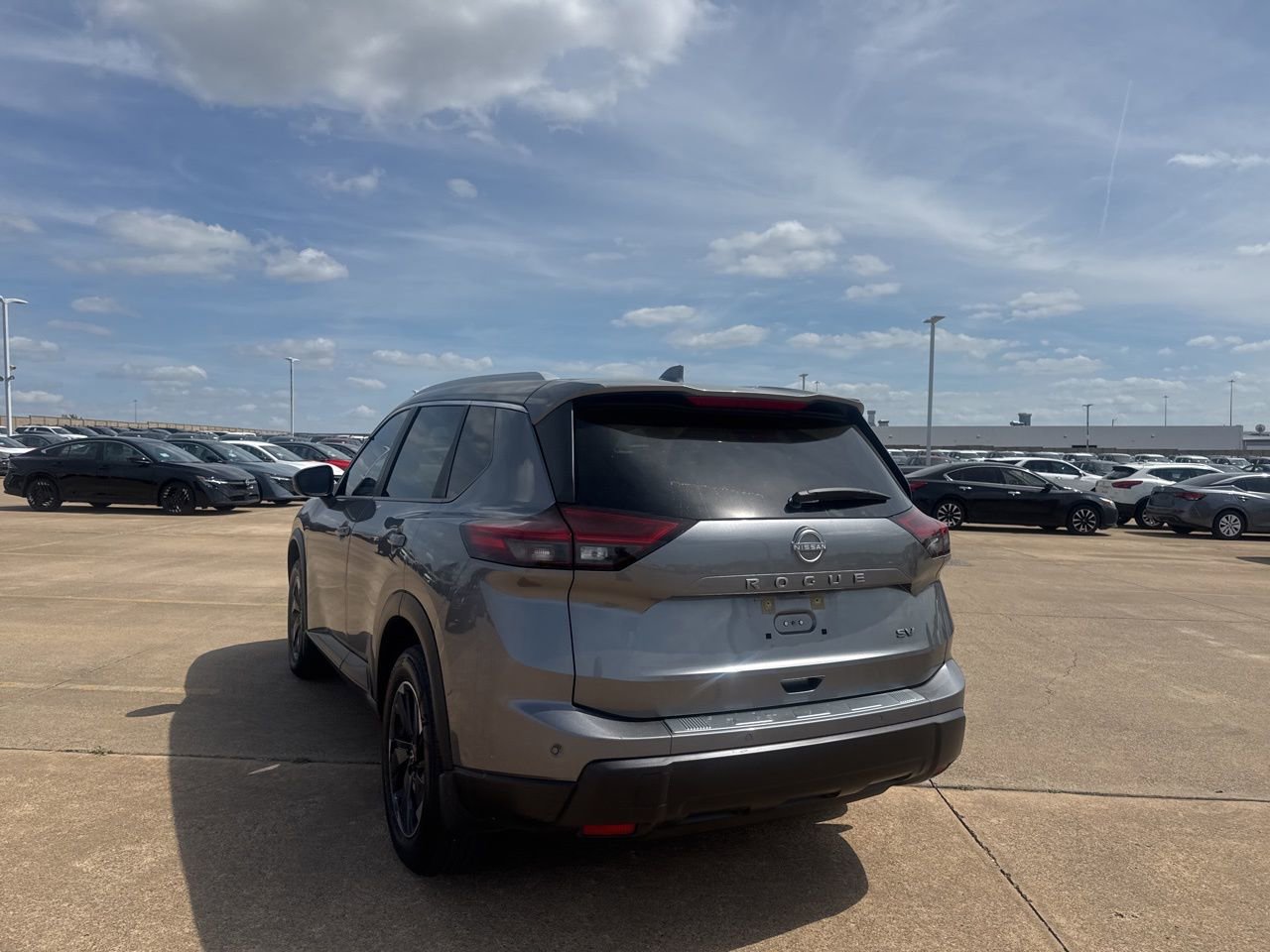 Used 2024 Nissan Rogue SV w/ SV Premium Package image 16