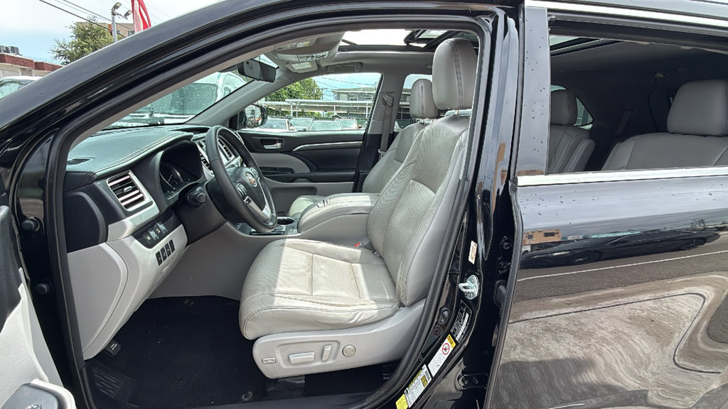 Used 2018 Toyota Highlander Limited Platinum AWD/4WD image 21