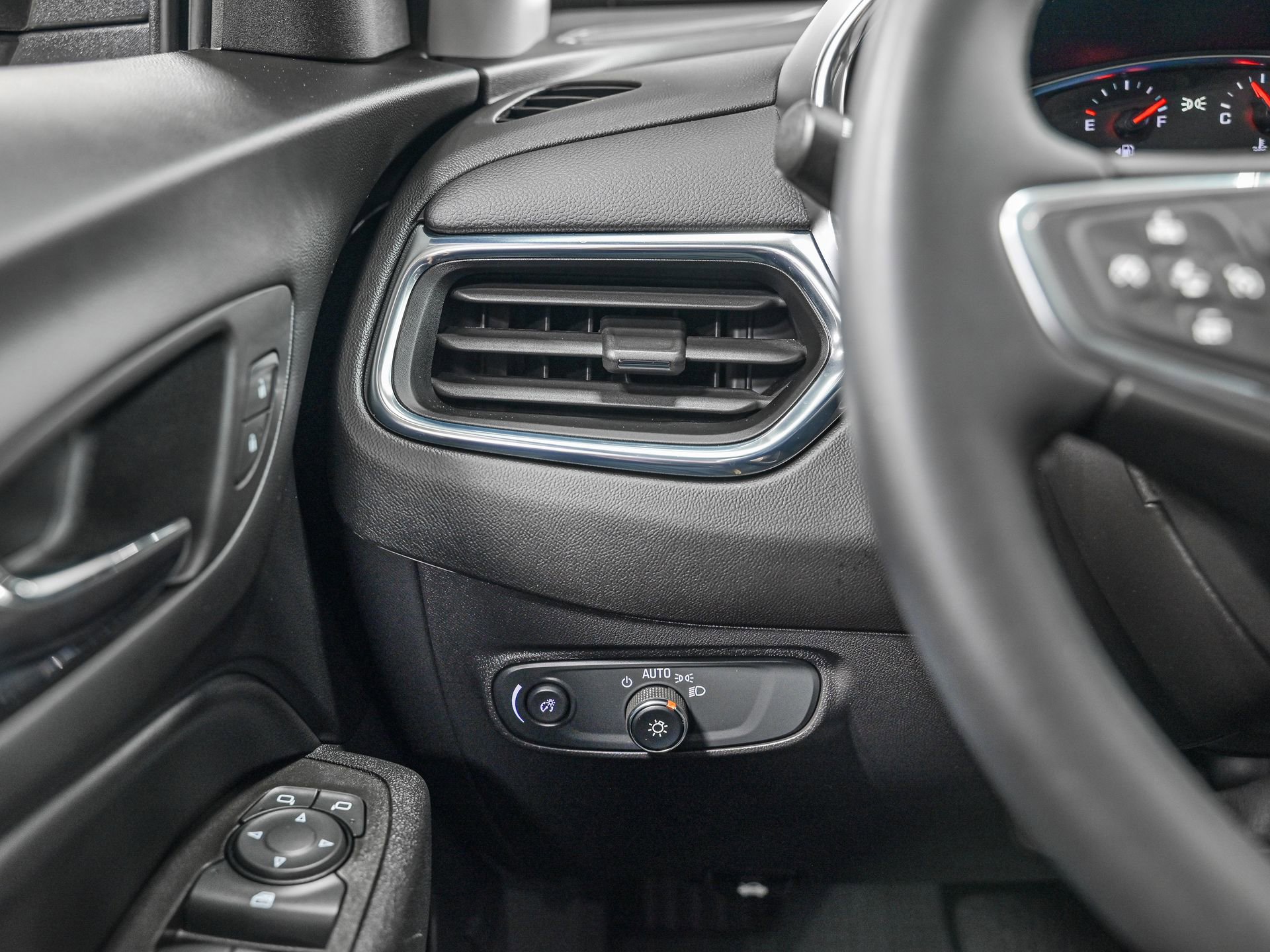 Used 2023 Chevrolet Equinox LT image 18