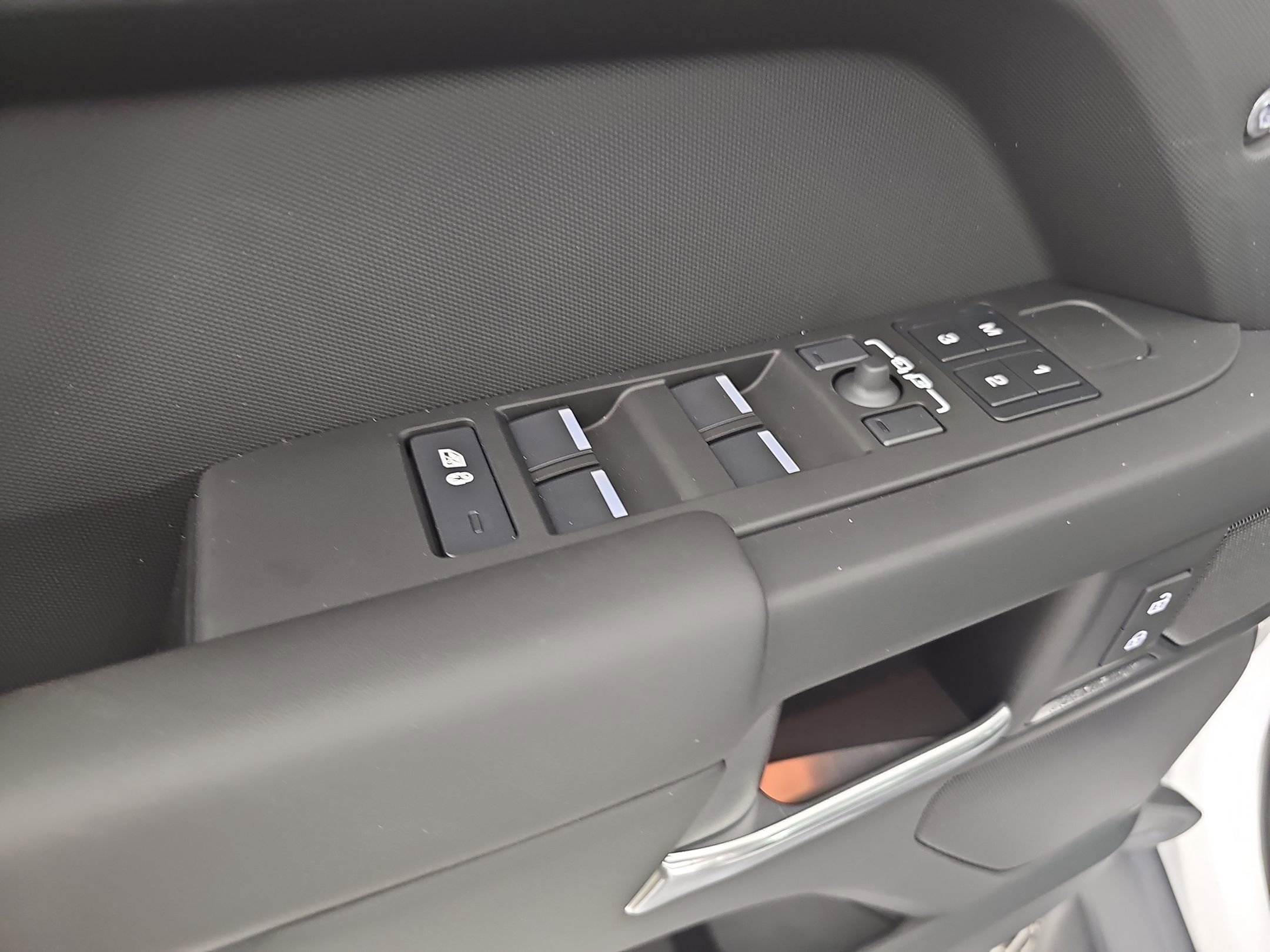 New 2026 Land Rover Defender 110 X-Dynamic SE image 20