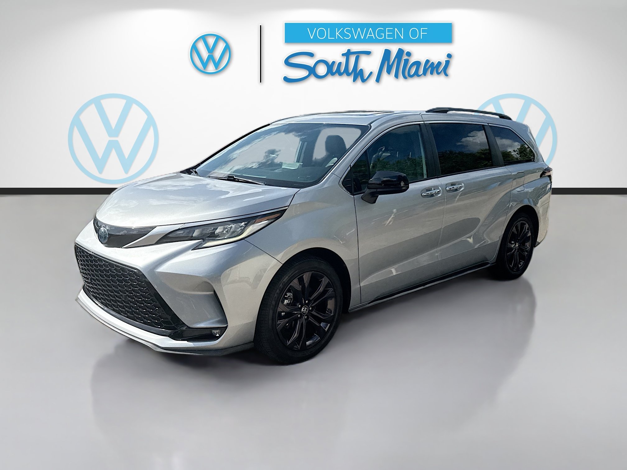 Used 2022 Toyota Sienna XSE FWD image 3
