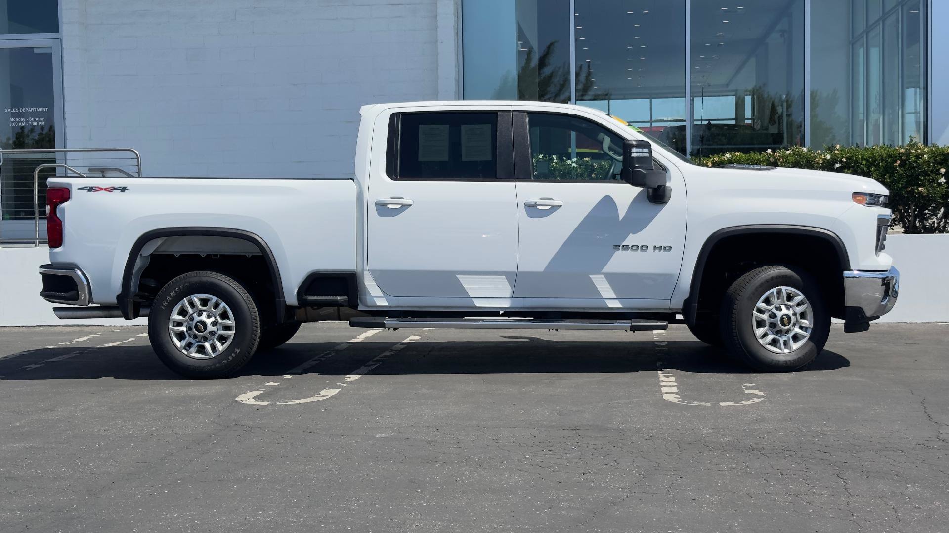 Used 2025 Chevrolet Silverado 2500 LT w/ Convenience Package AWD/4WD image 3