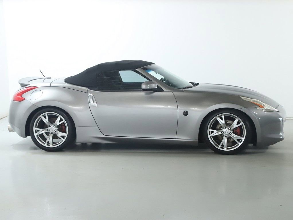 Used 2010 Nissan 370Z Roadster RWD image 12