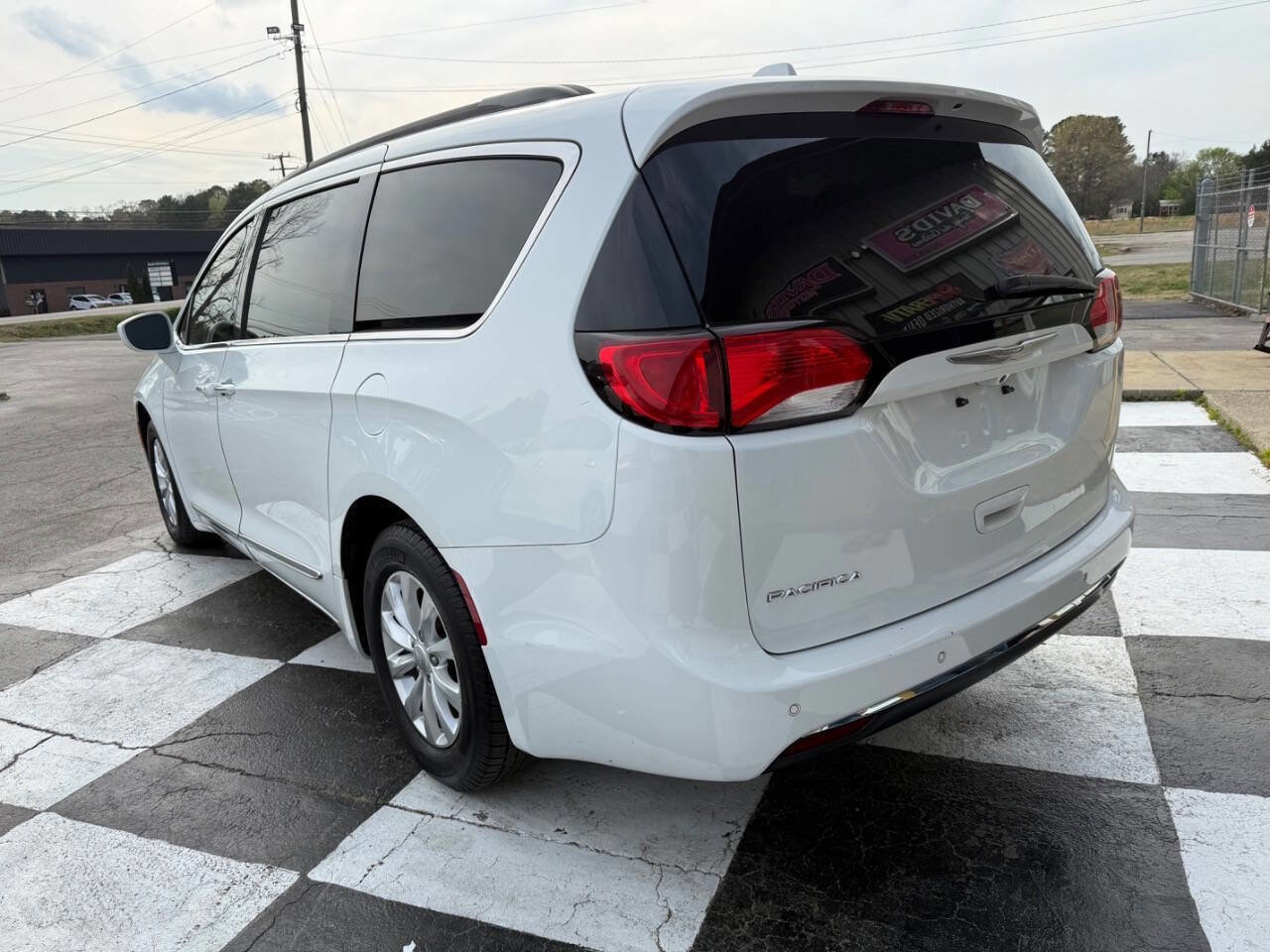 Used 2017 Chrysler Pacifica Touring-L image 7
