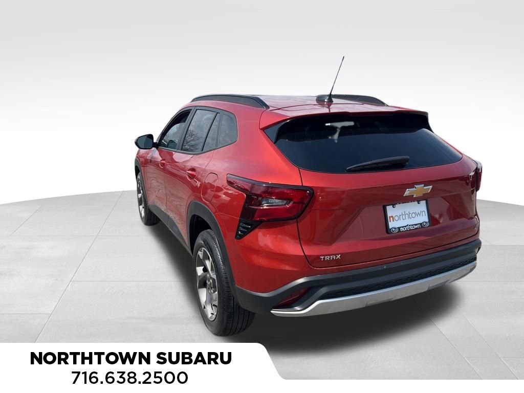 Used 2024 Chevrolet Trax LT w/ Sunroof Package image 17