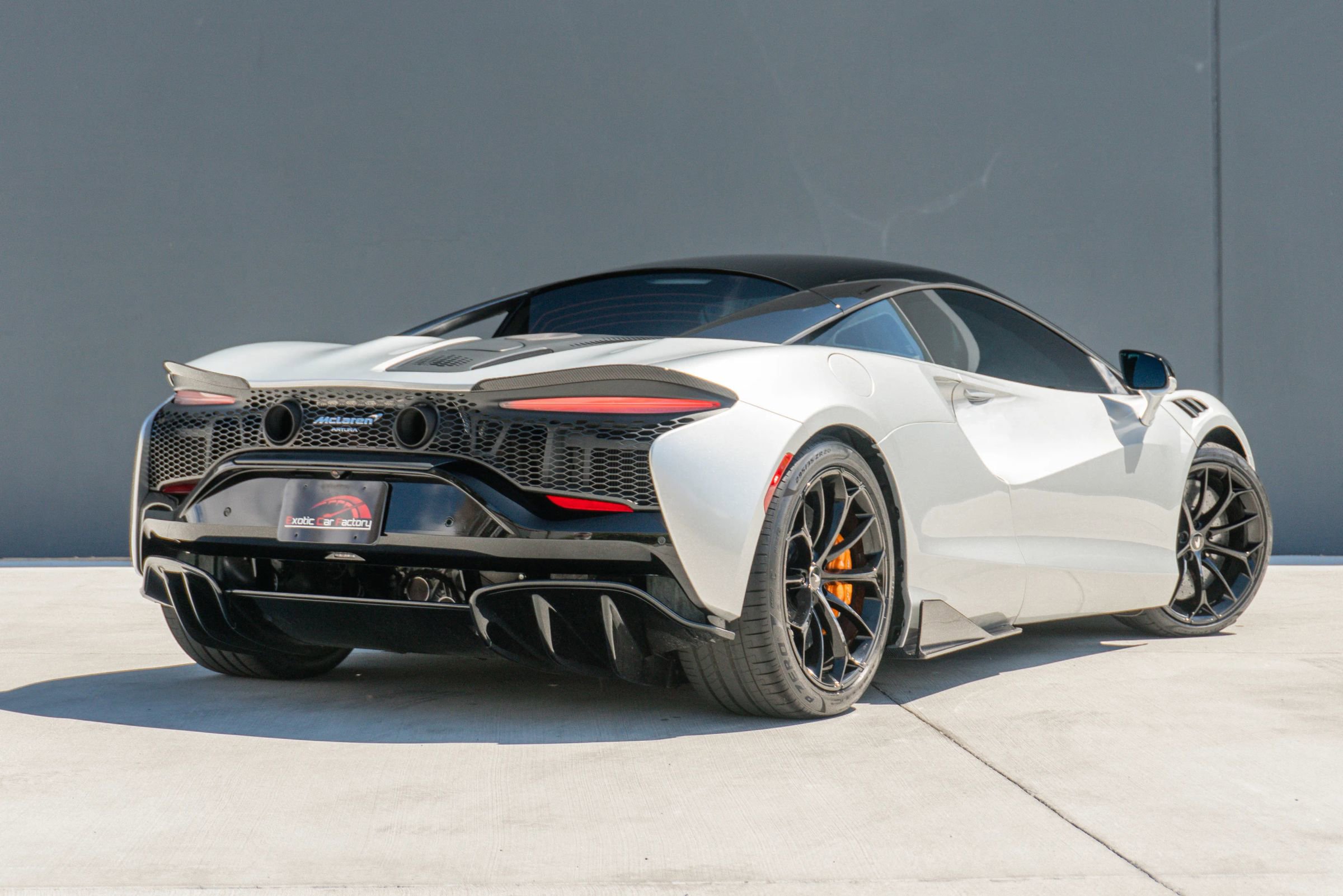 Used 2023 McLaren Artura RWD image 9