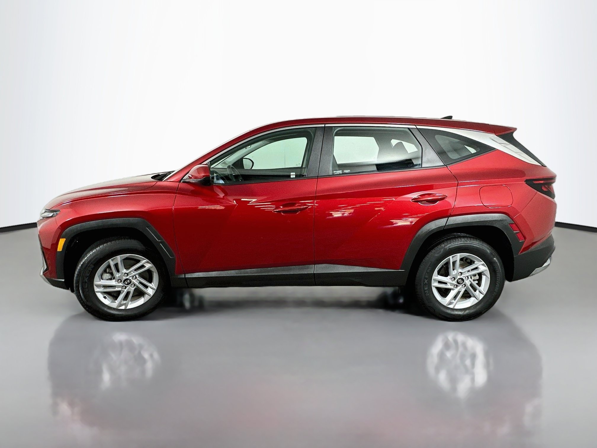 Used 2025 Hyundai Tucson SE AWD/4WD image 4