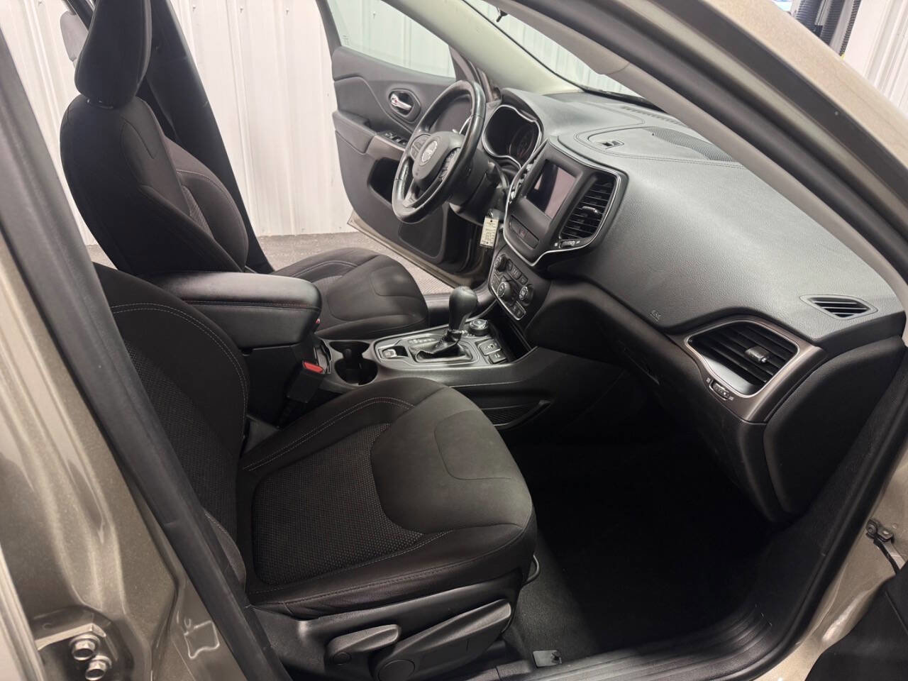 Used 2019 Jeep Cherokee Latitude w/ Cold Weather Group image 16