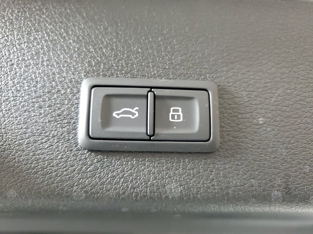 Used 2024 Audi Q8 e-tron Premium Plus w/ Premium Plus Package image 9