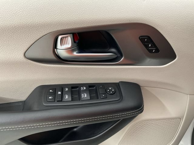 Used 2024 Chrysler Pacifica Touring-L FWD image 23