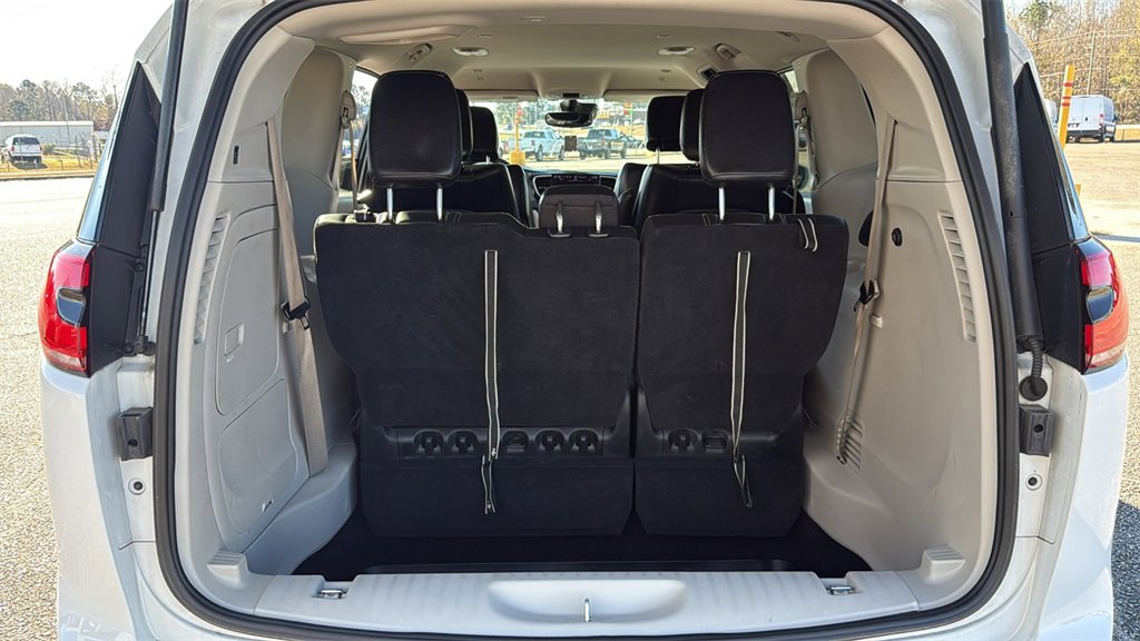 Used 2022 Chrysler Pacifica Touring-L image 11