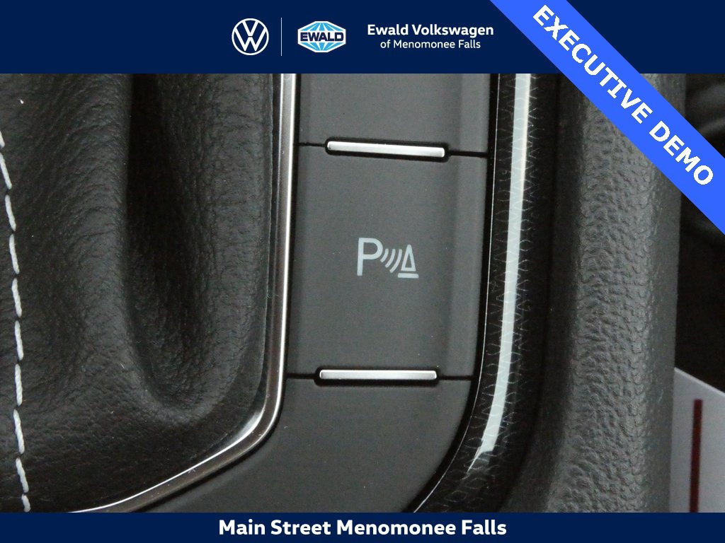 Certified 2025 Volkswagen Taos SE image 16