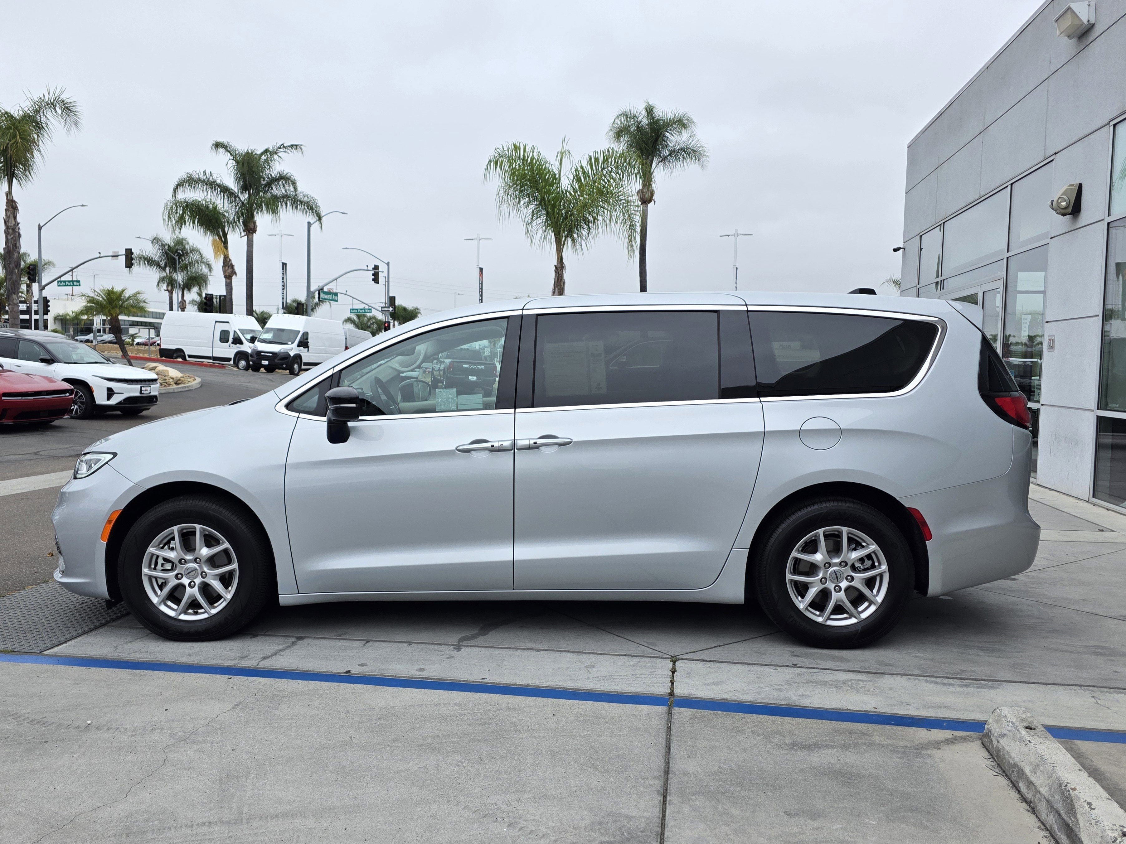 Certified 2024 Chrysler Pacifica Touring-L image 2