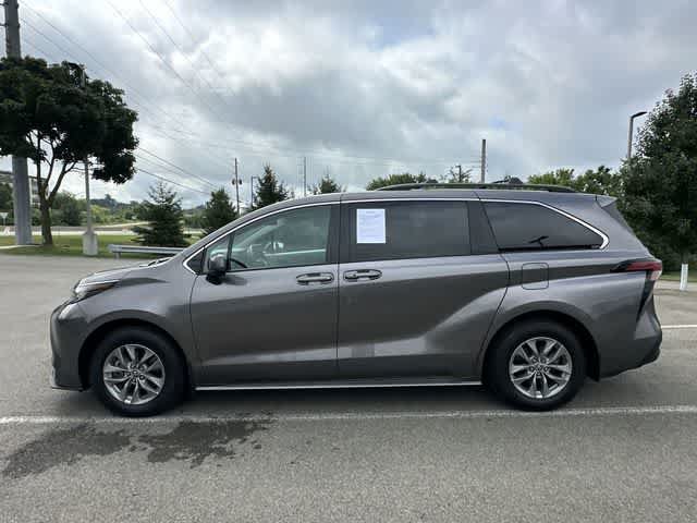Used 2022 Toyota Sienna LE AWD/4WD image 2