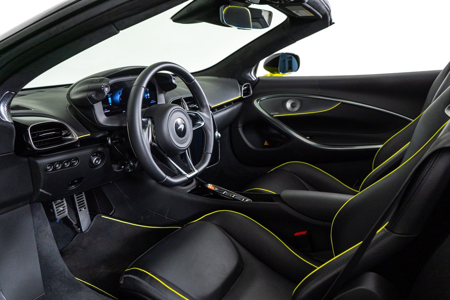 Used 2025 McLaren Artura Spider image 4