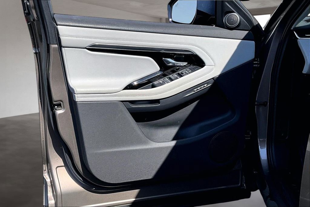 Used 2020 Land Rover Range Rover Evoque SE image 23