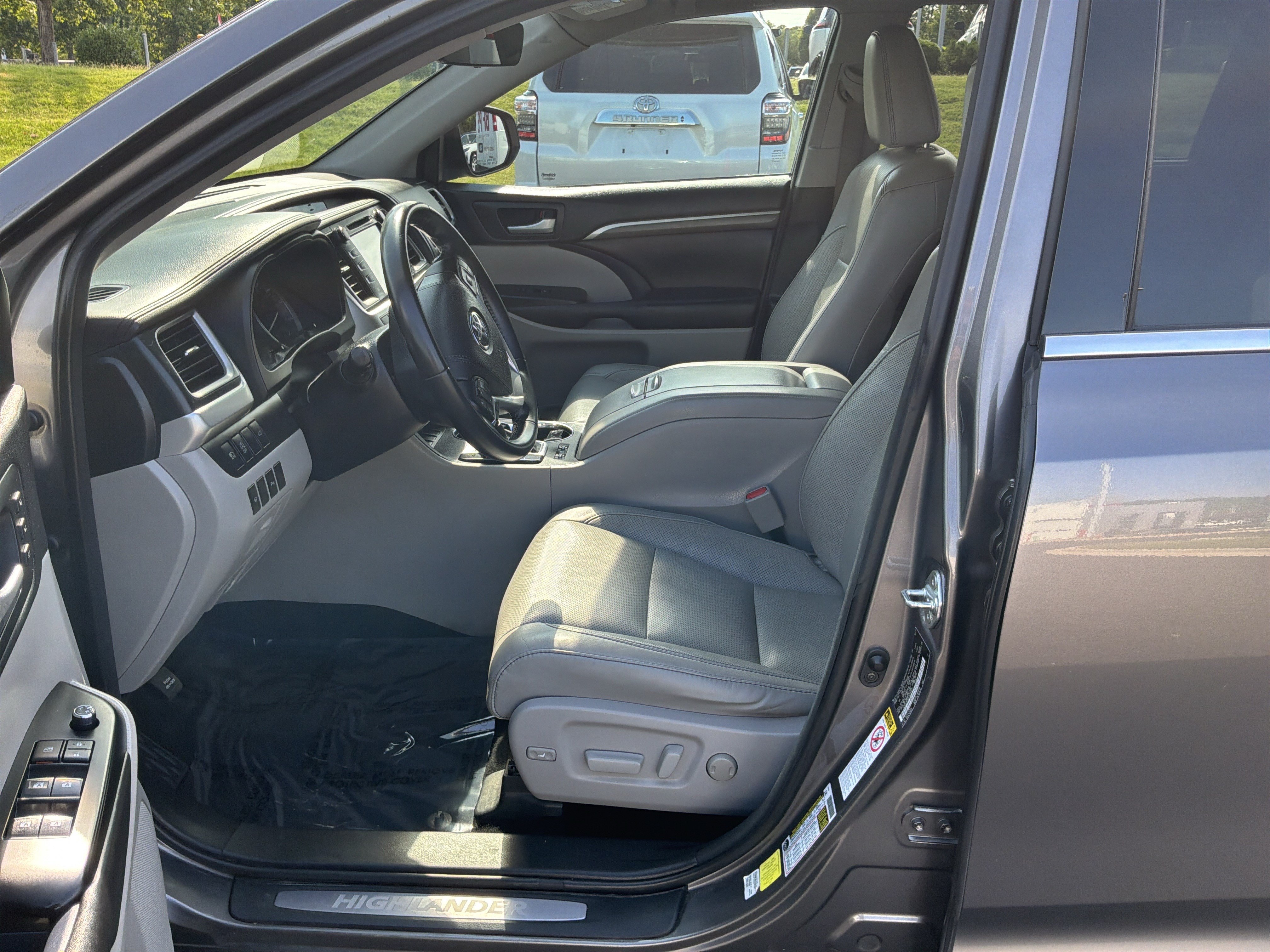 Used 2018 Toyota Highlander Limited FWD image 16