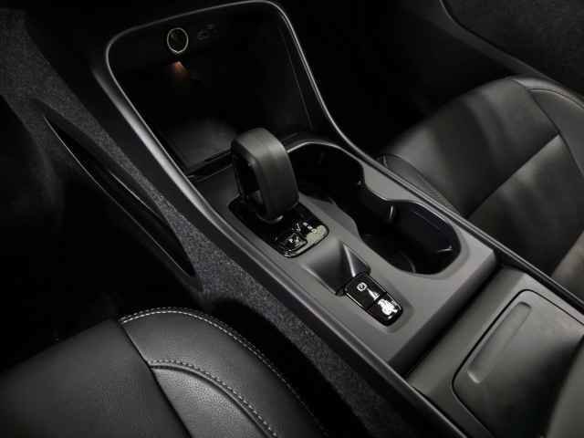 Certified 2025 Volvo XC40 B5 Core image 30