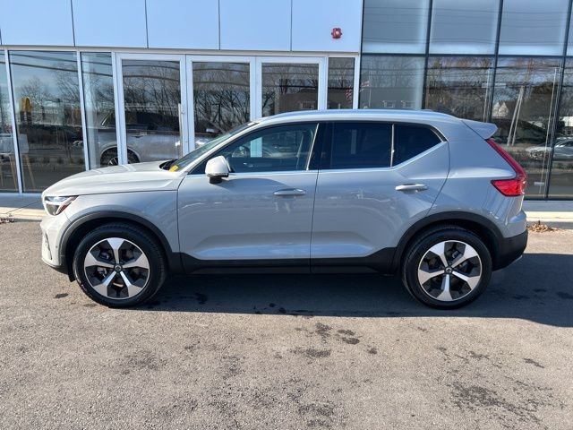 Certified 2025 Volvo XC40 B5 Plus AWD/4WD image 2