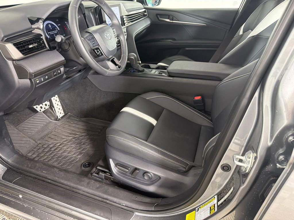 Used 2025 Toyota Camry SE FWD image 9
