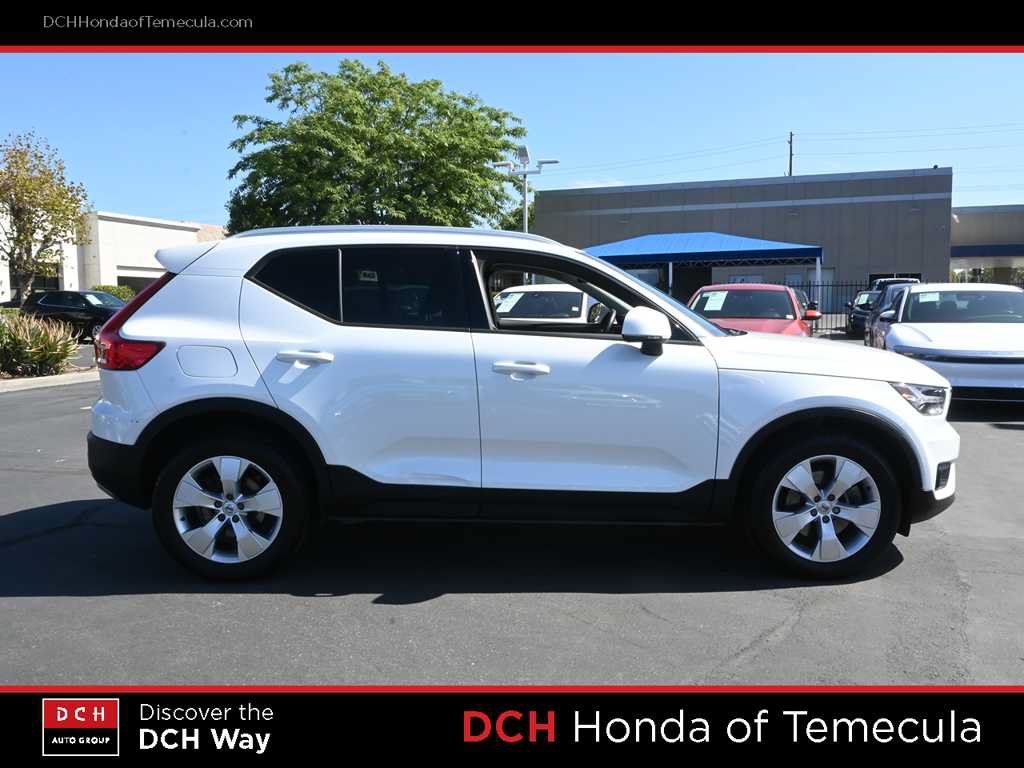 Used 2021 Volvo XC40 T4 Momentum FWD image 5