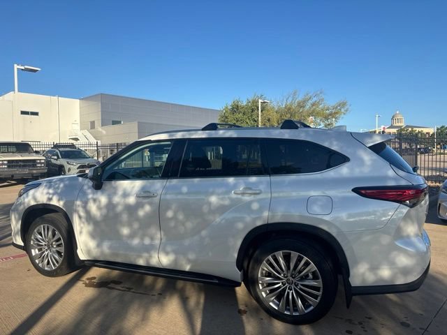 Used 2023 Toyota Highlander Platinum FWD image 8