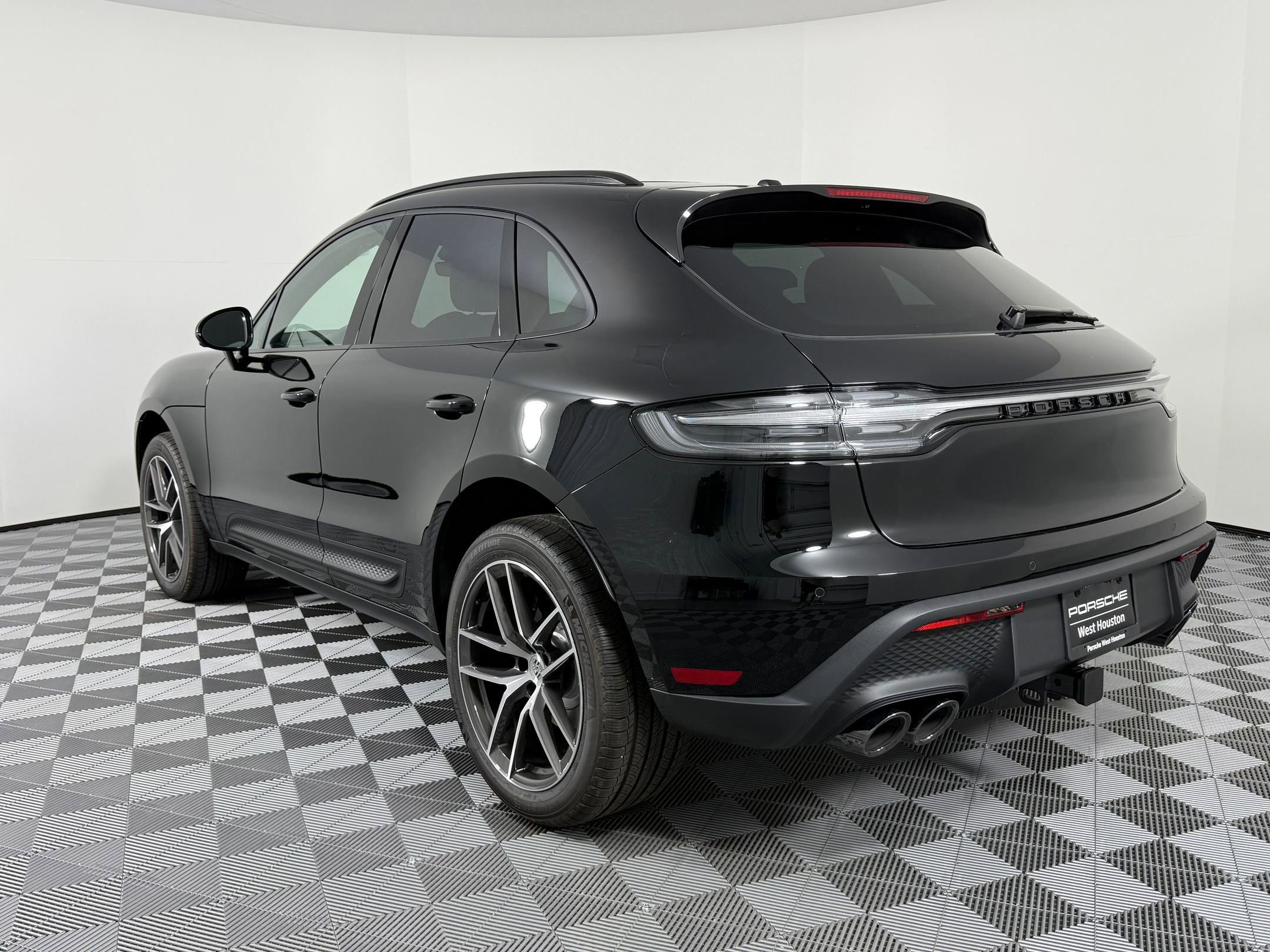 Certified 2026 Porsche Macan AWD/4WD image 3