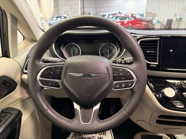 Used 2024 Chrysler Pacifica Touring-L image 13