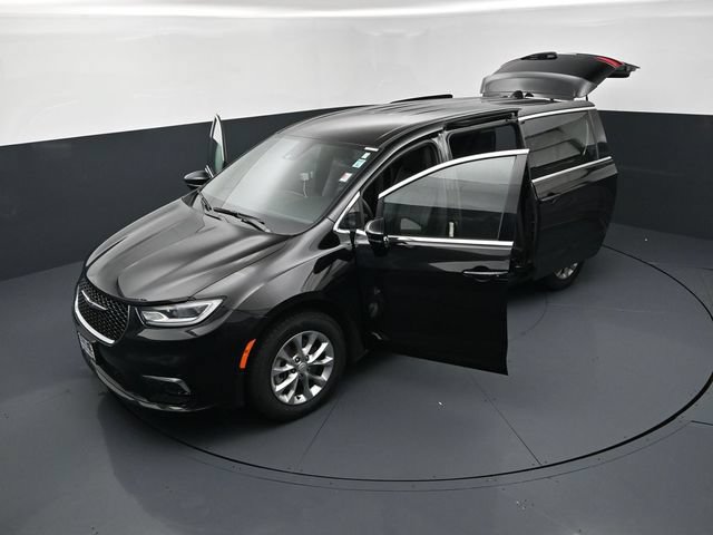 Certified 2025 Chrysler Pacifica Select AWD/4WD image 26