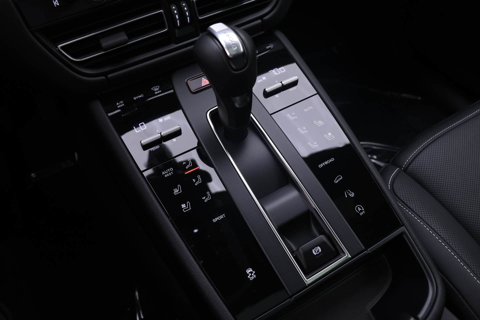 Used 2025 Porsche Macan AWD/4WD image 24
