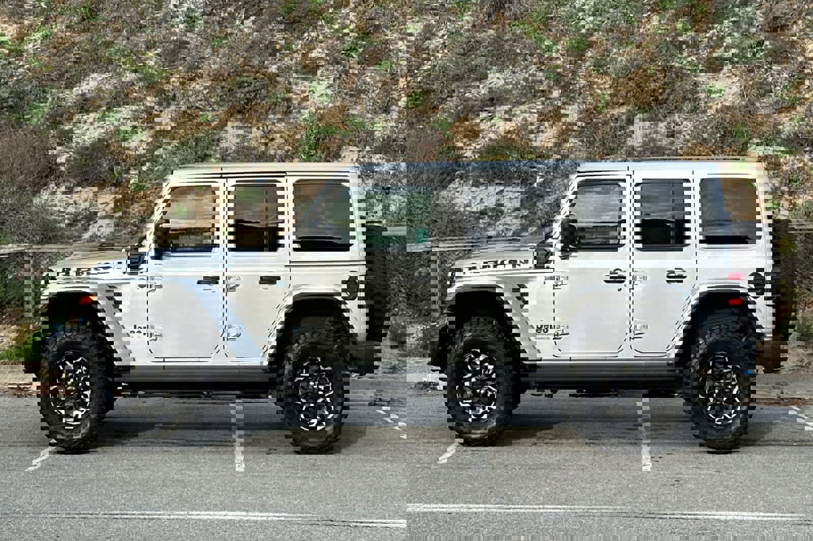 Used 2023 Jeep Wrangler Unlimited Rubicon 4xe w/ Steel Bumper Group image 9