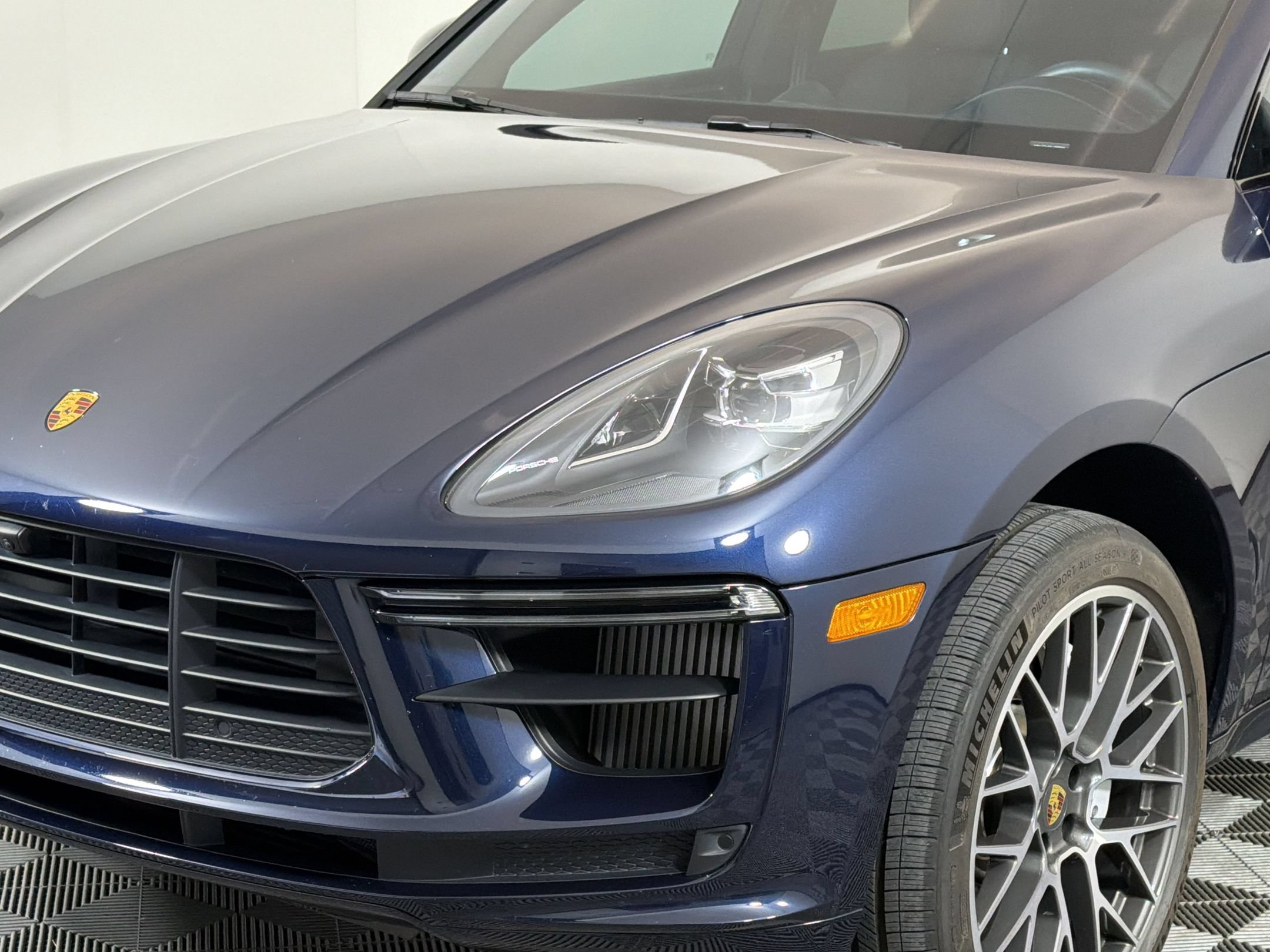 Certified 2020 Porsche Macan Turbo AWD/4WD image 13