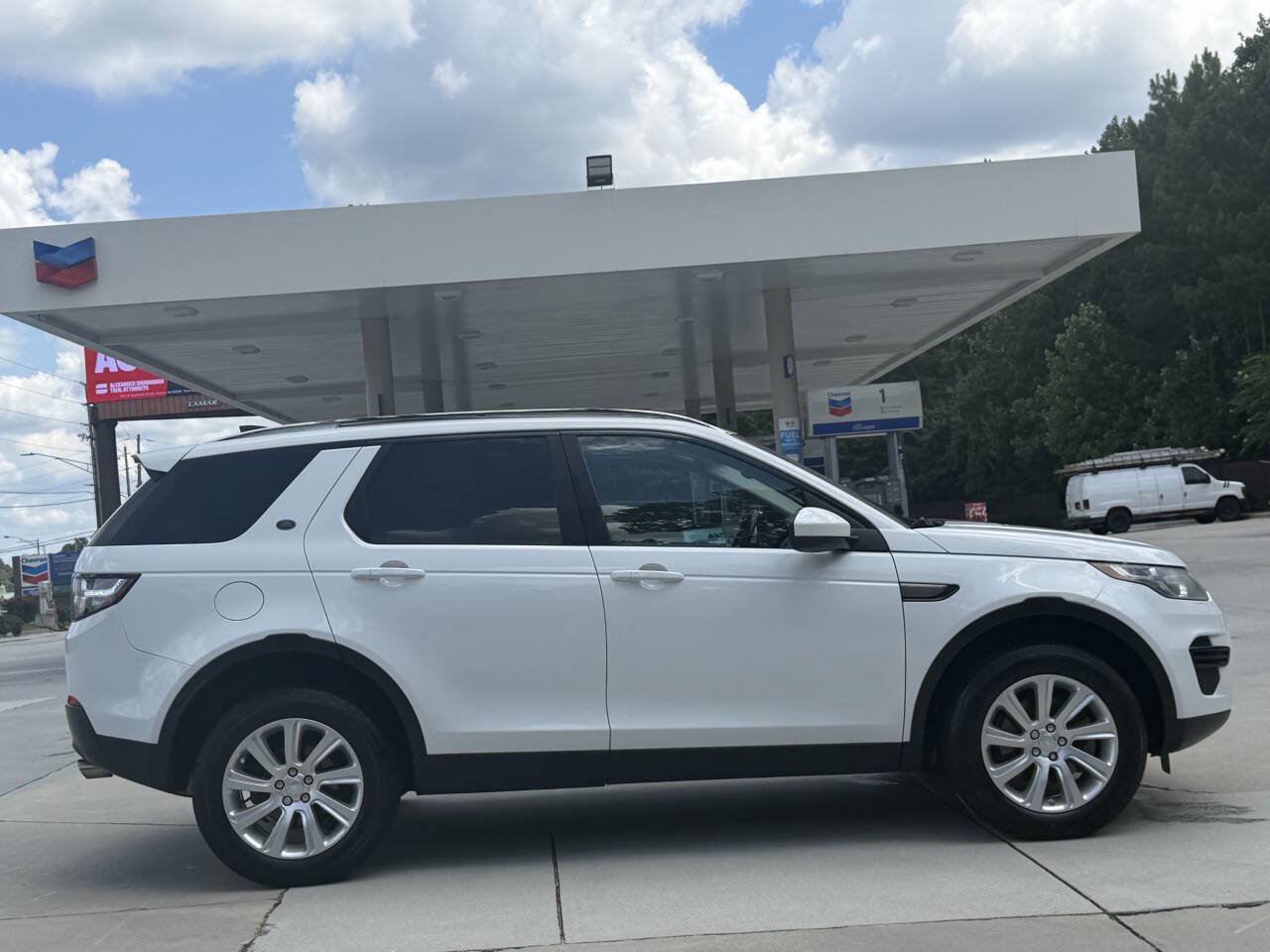Used 2017 Land Rover Discovery Sport SE AWD/4WD image 23