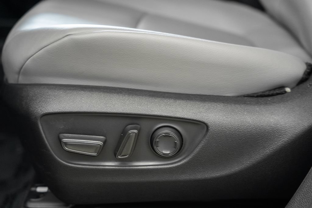 Used 2025 Toyota Sienna XLE FWD image 39