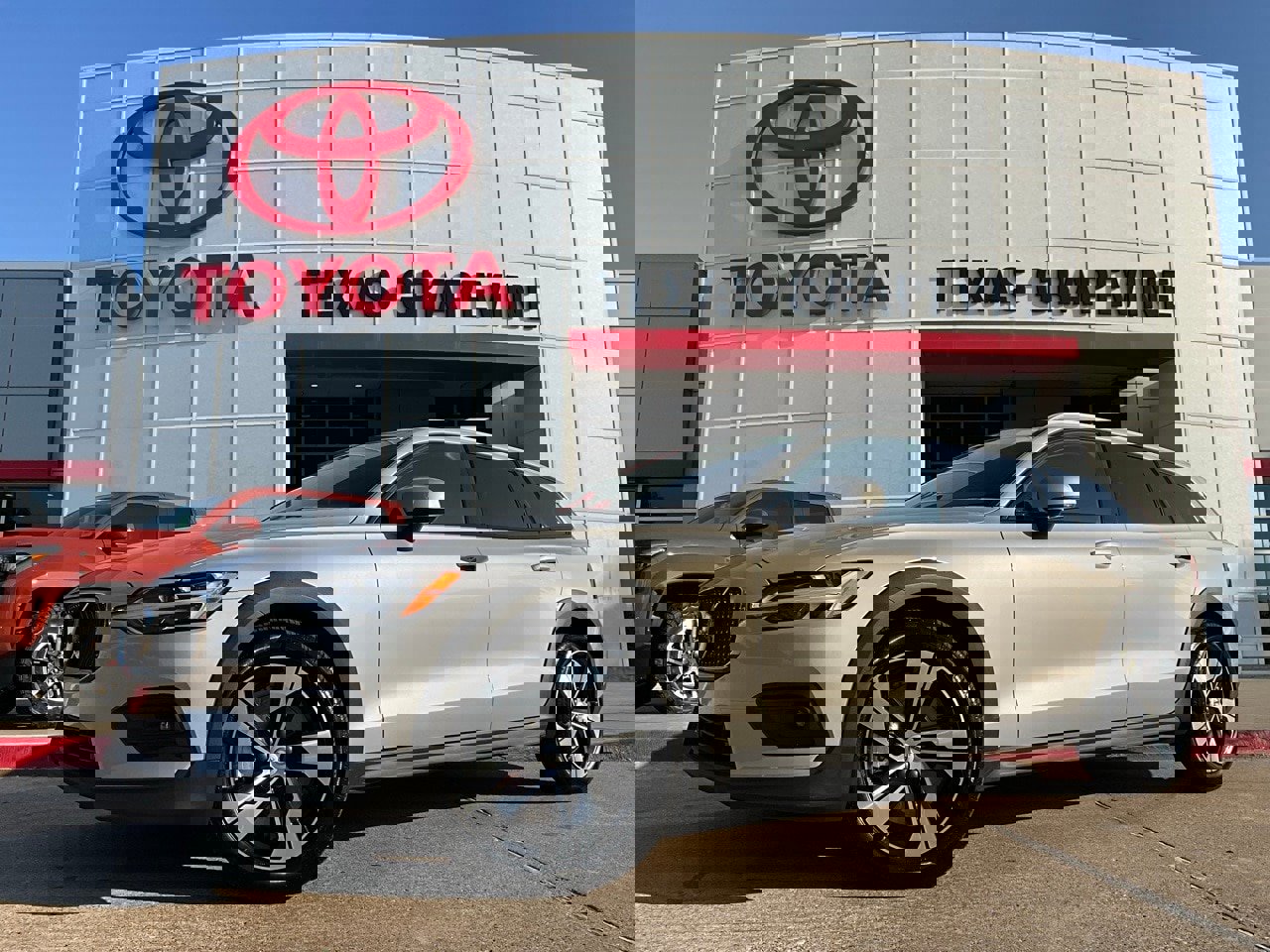 Used 2025 Volvo V60 B5 Cross Country Plus image 2