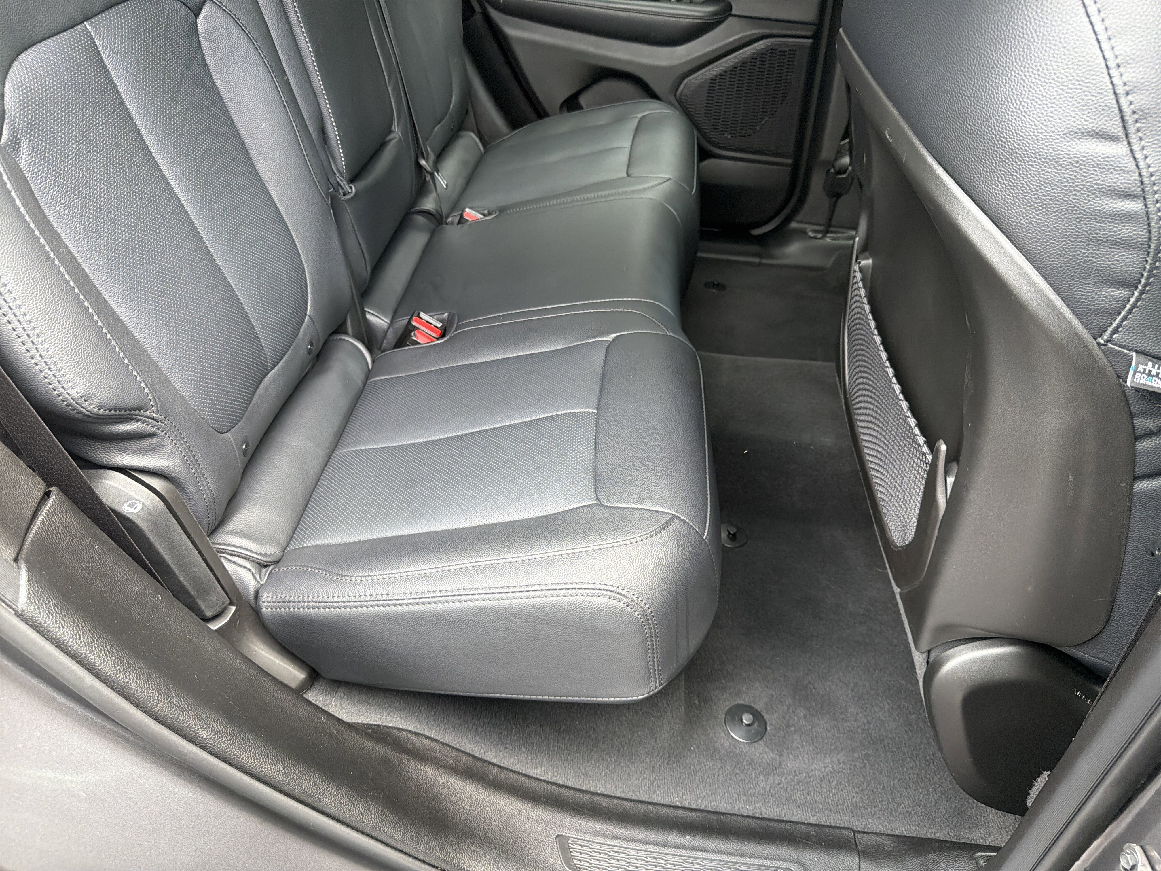 Used 2023 Jeep Grand Cherokee Laredo AWD/4WD image 18
