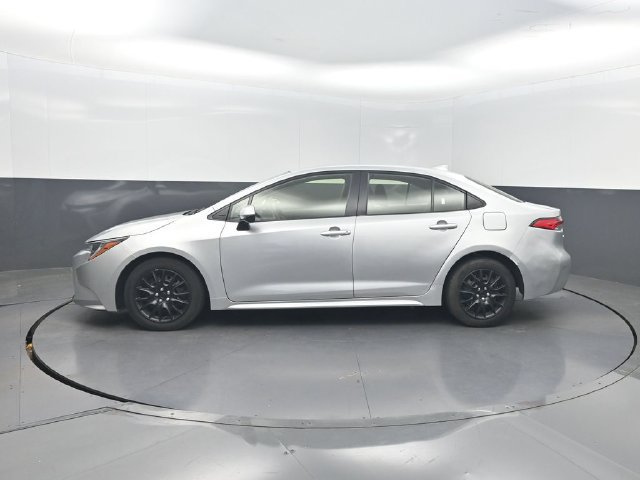Used 2022 Toyota Corolla LE FWD image 3