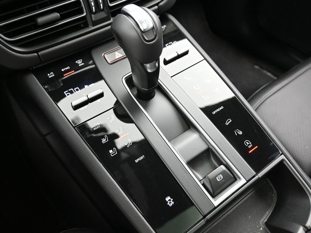 Certified 2025 Porsche Macan image 22