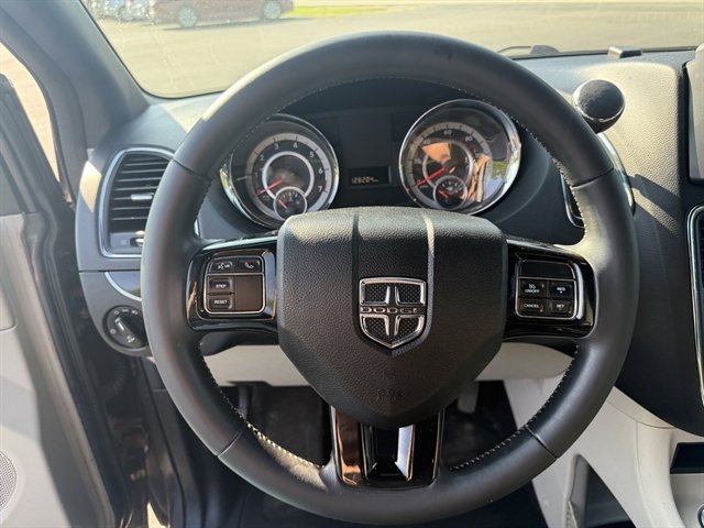 Used 2017 Dodge Grand Caravan SE image 25