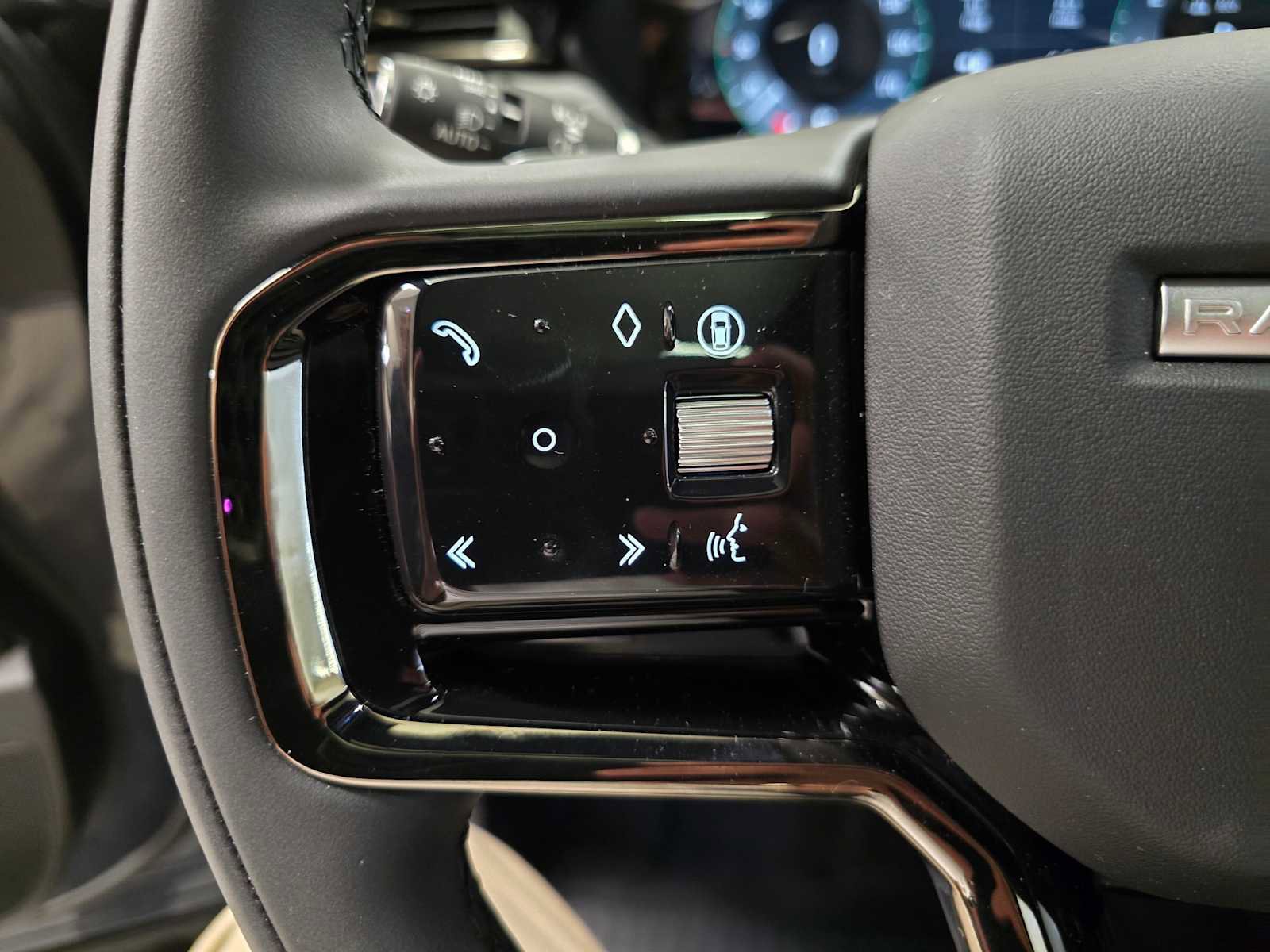 New 2026 Land Rover Range Rover Velar Dynamic SE image 32