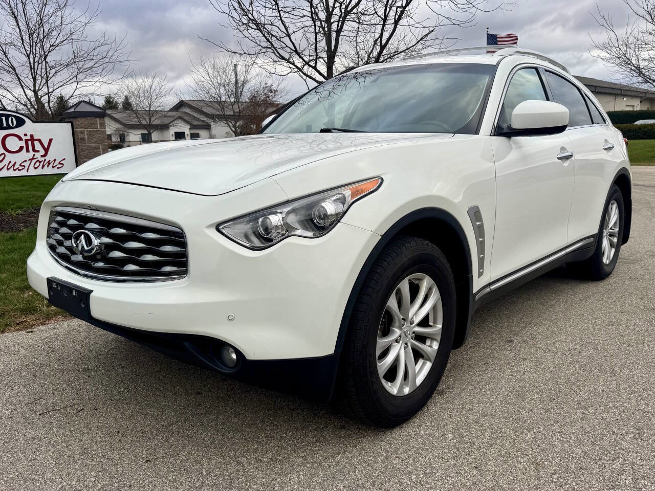 Used 2010 INFINITI FX35 AWD w/ Navigation Pkg image 2