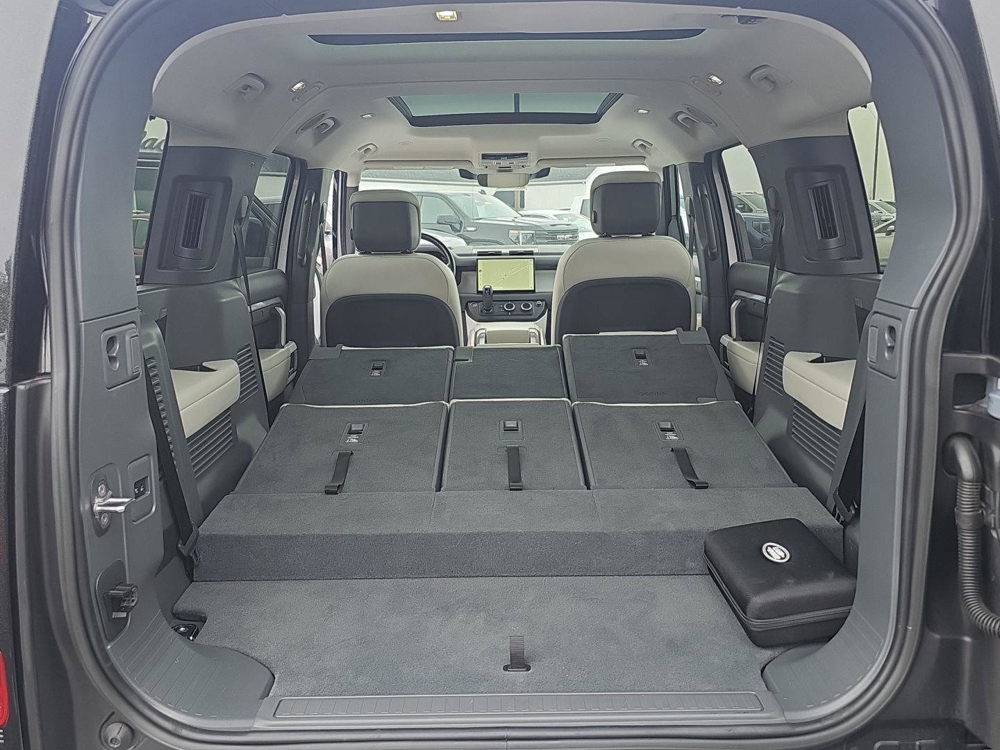 Used 2023 Land Rover Defender 130 SE image 33