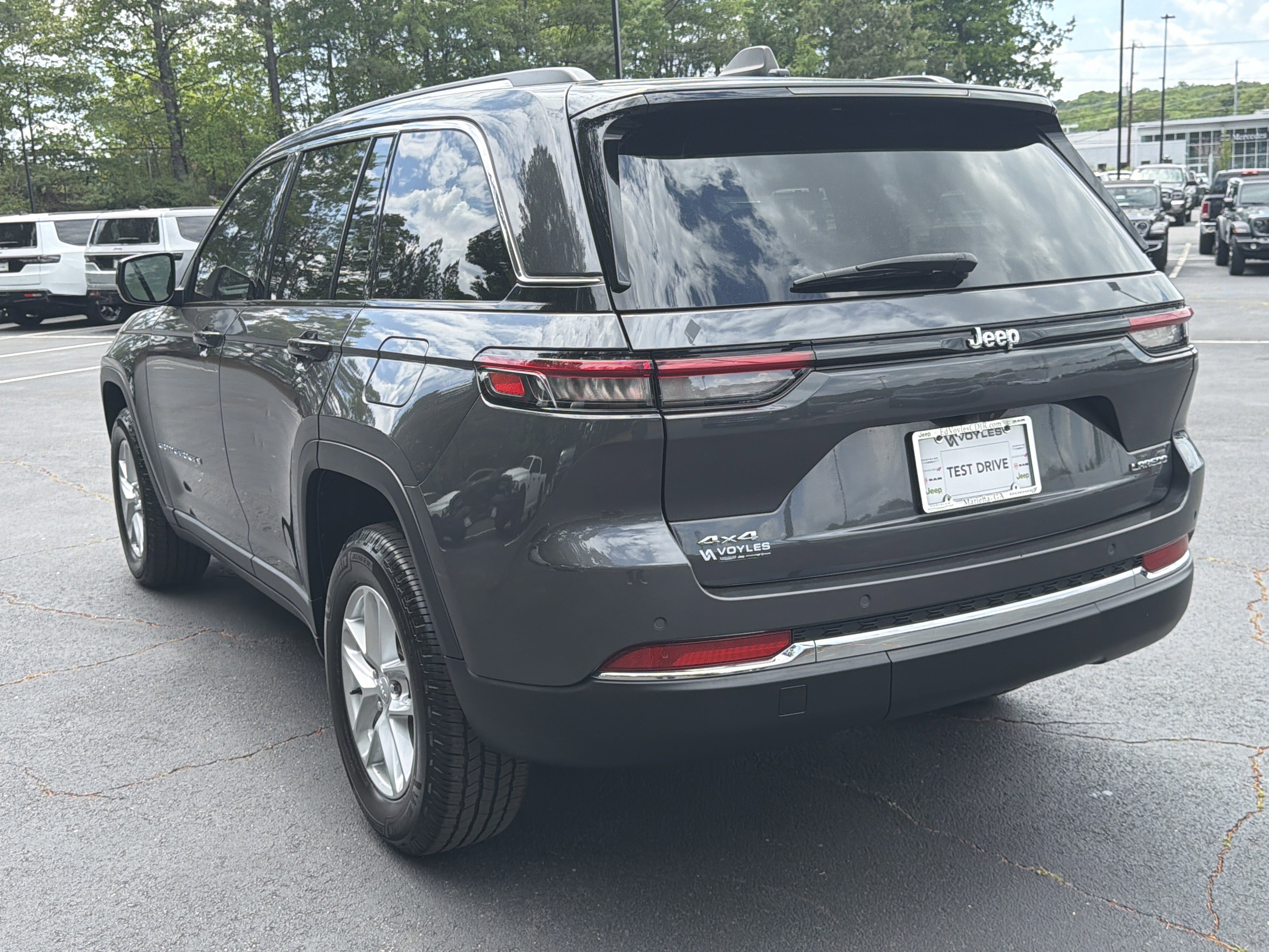 Used 2023 Jeep Grand Cherokee Laredo AWD/4WD image 6