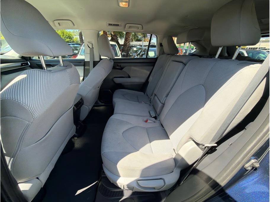 Used 2020 Toyota Highlander LE FWD image 15